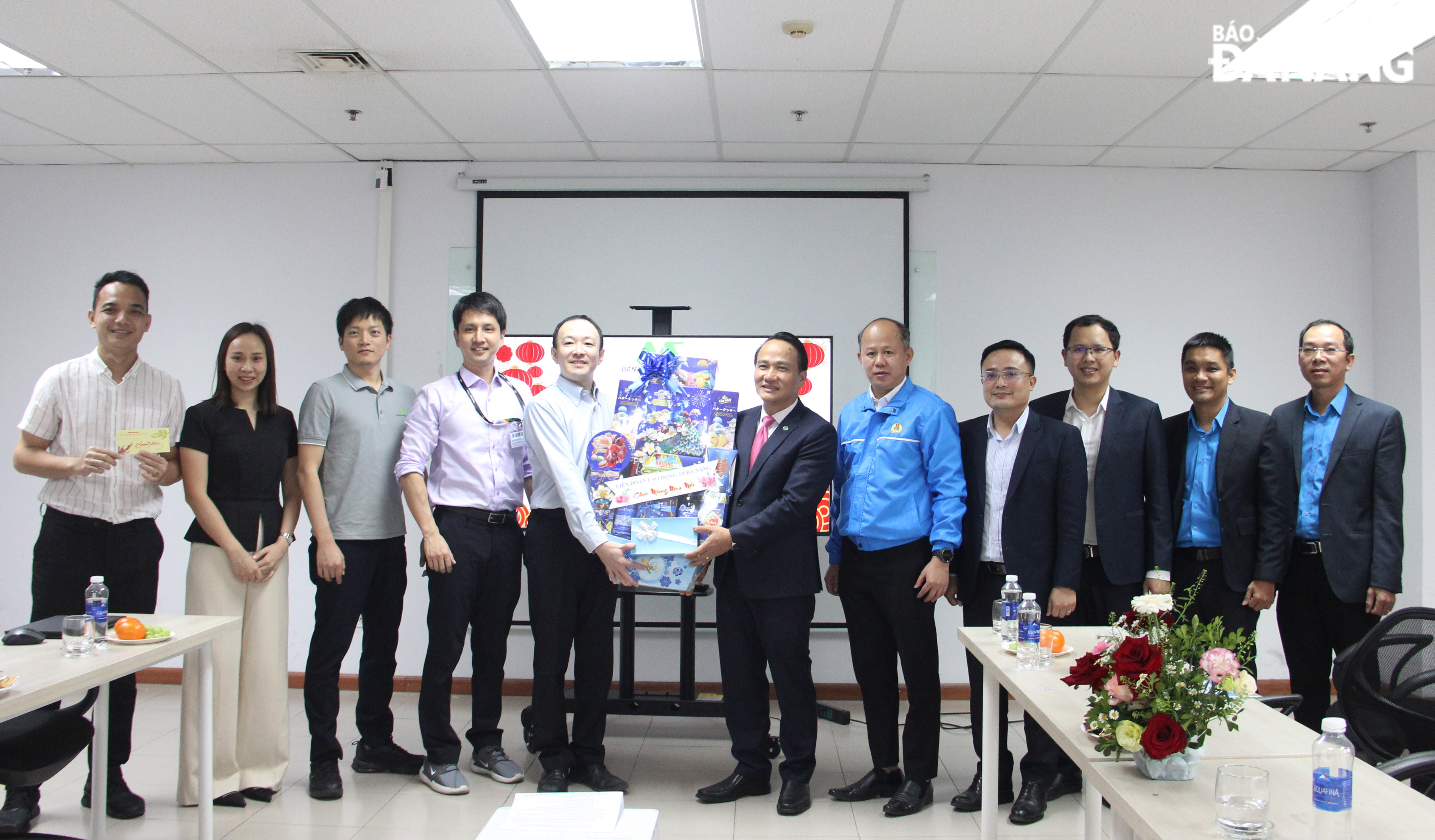 Standing Deputy Secretary of the Da Nang Party Committee Nguyen Dinh Vinh (6th, right) presenting Lunar New Year gifts to the Da Nang Nippon Seiki Co., Ltd. Photo: XUAN HAU