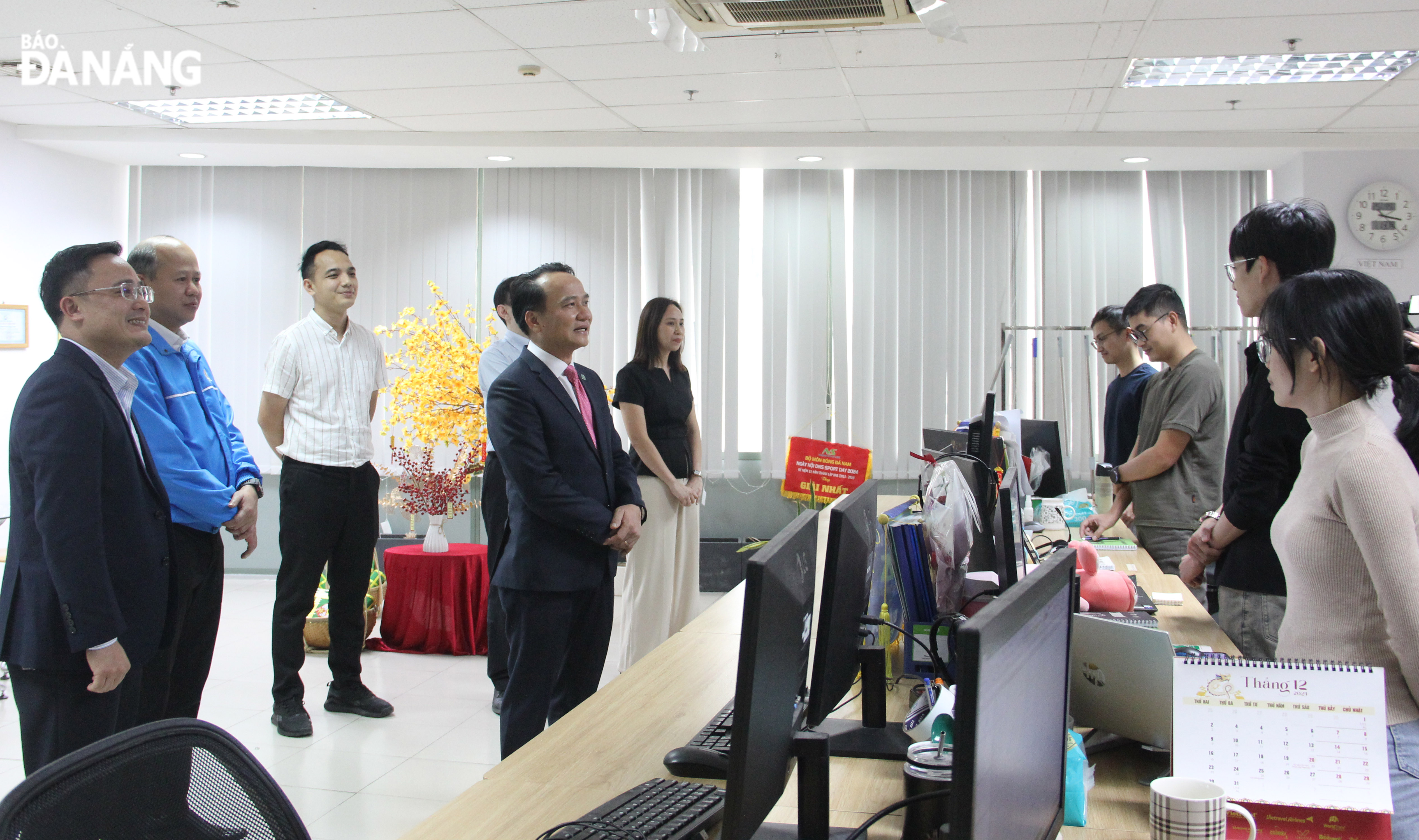 City leader visits workers of Da Nang Nippon Seiki Co., Ltd. Photo: X.HAU