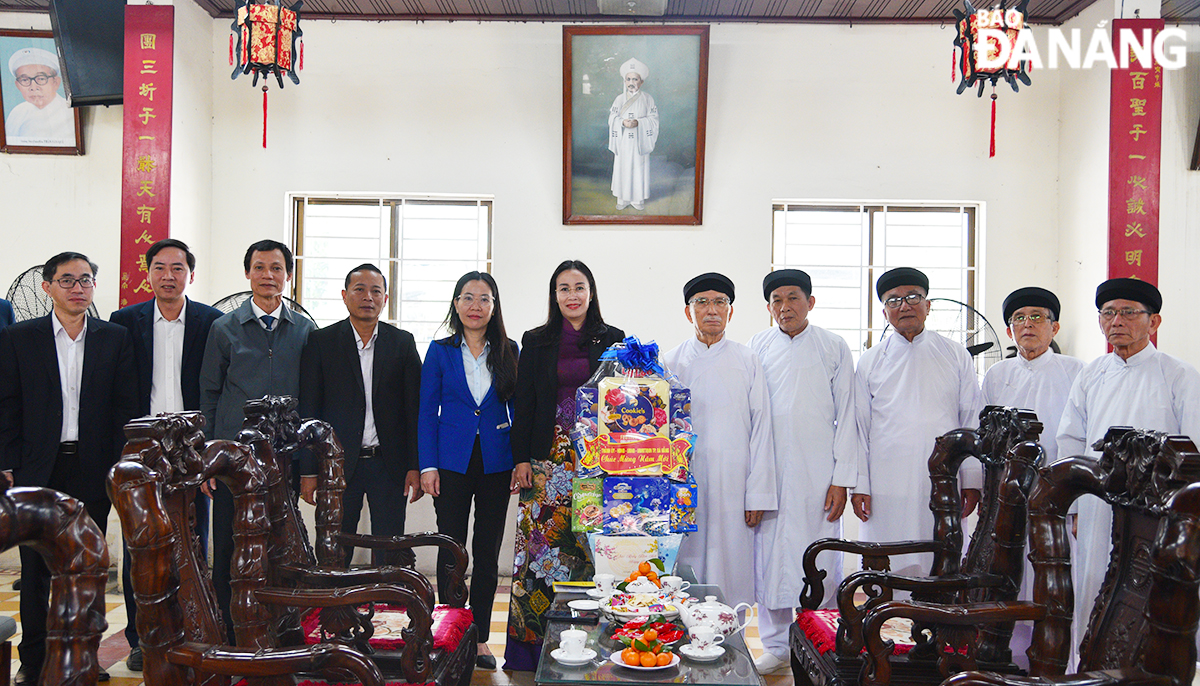 Phó Chủ tịch UBND thành phố Nguyễn Thị Anh Thi đến thăm, chúc tết Hội thánh Truyền giáo Cao Đài. Ảnh: T.PHƯƠNG