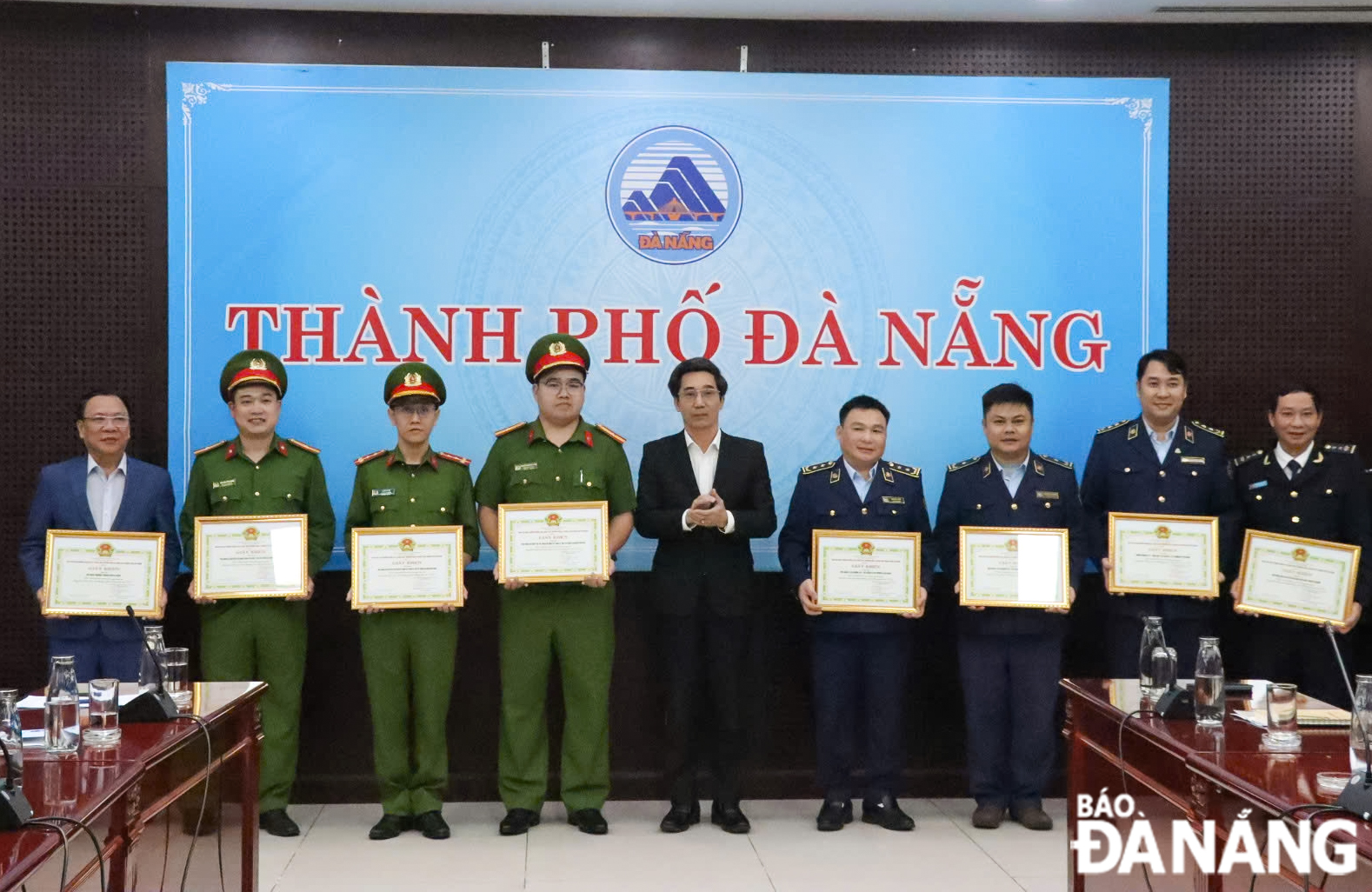 Lãnh đạo thành phố trao tặng Giấy khen của Trưởng Ban Chỉ đạo 389 thành phố Đà Nẵng cho các tập thể đã có thành tích xuất sắc trong công tác đấu tranh chống buôn lậu, gian lận thương mại, hàng giả trên địa bàn thành phố năm 2024. Ảnh: TRẦN TRÚC