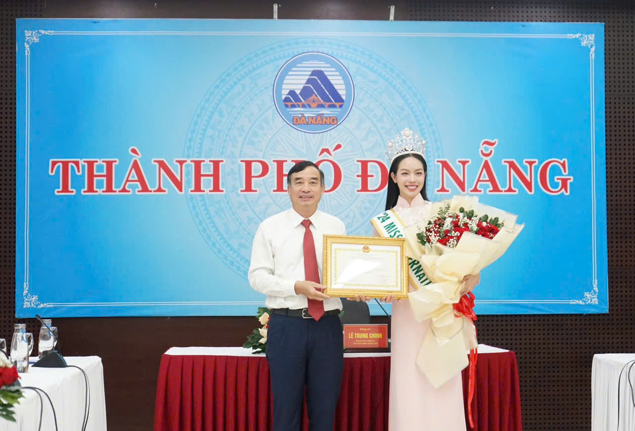 Chairman of the Da Nang City Peoples Committee, Le Trung Chinh, awarded a certificate of merit to Huynh Thi Thanh Thuy for her outstanding achievement in winning the title of Miss International 2024. Photo: VAN HOANG.