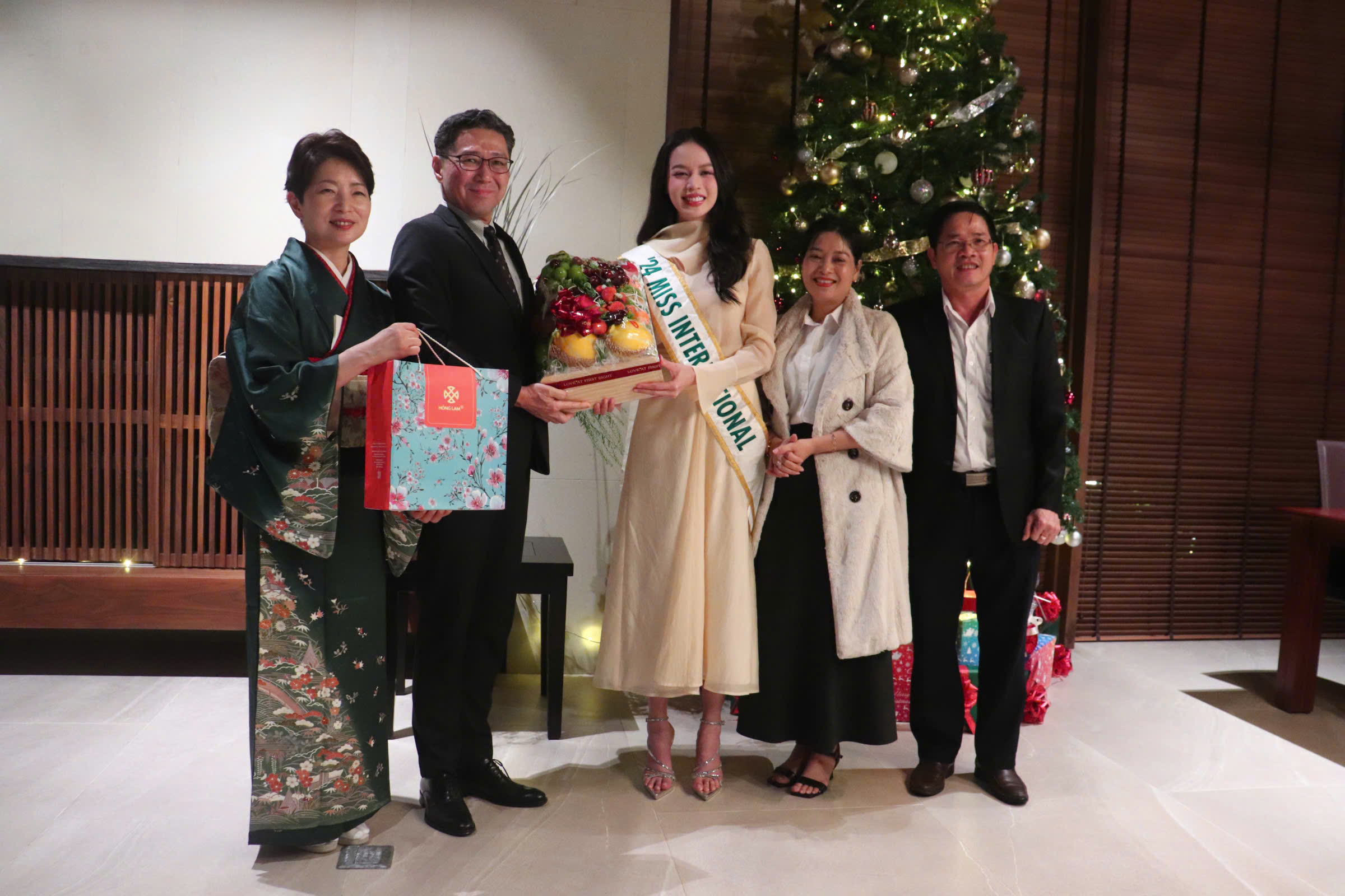 Miss Thanh Thuy presents gifts and Vietnamese specialties to Consul General Mori Takero and his wife. Photo: VAN HOANG.