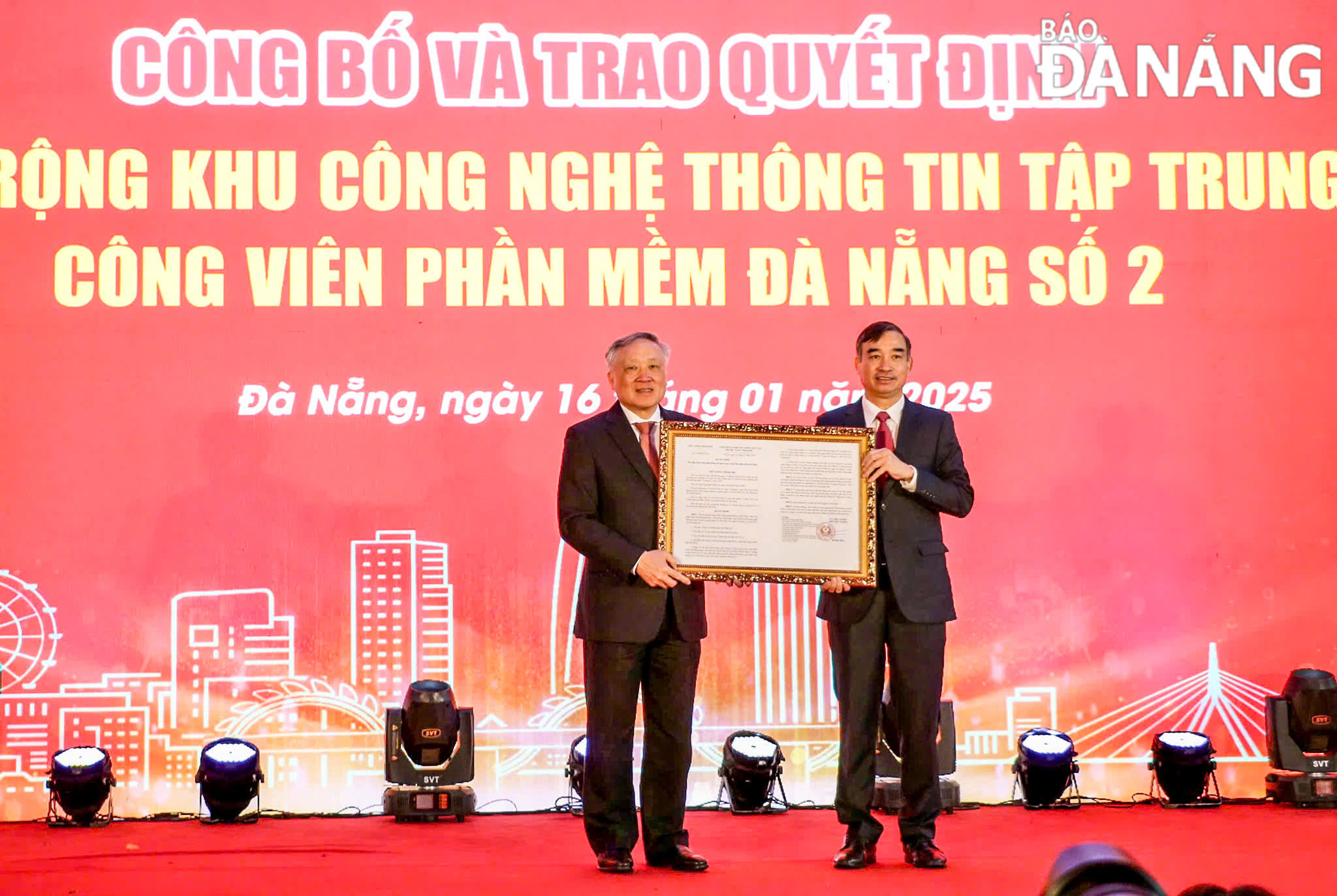 Phó Thủ tướng Thường trực Chính phủ Nguyễn Hòa Bình (trái) trao Quyết định số 1238/QĐ-TTg ngày 22-10-2024 của Thủ tướng Chính phủ về mở rộng Khu công nghệ thông tin tập trung Công viên phần mềm Đà nẵng số 2.. Ảnh: M.QUẾ - Q.CƯỜNG