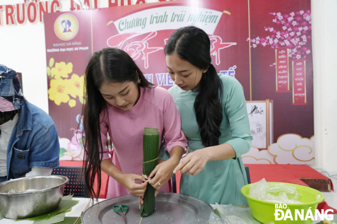 Sinh viên thi gói bánh chưng, bánh tét tại ngày hội.