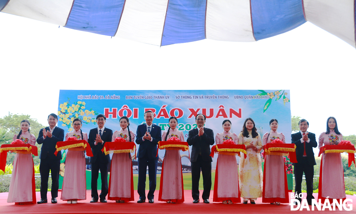 Các đại biểu cắt băng khai mạc Hội báo Xuân Ất Tỵ 2025. Ảnh: XUÂN DŨNG