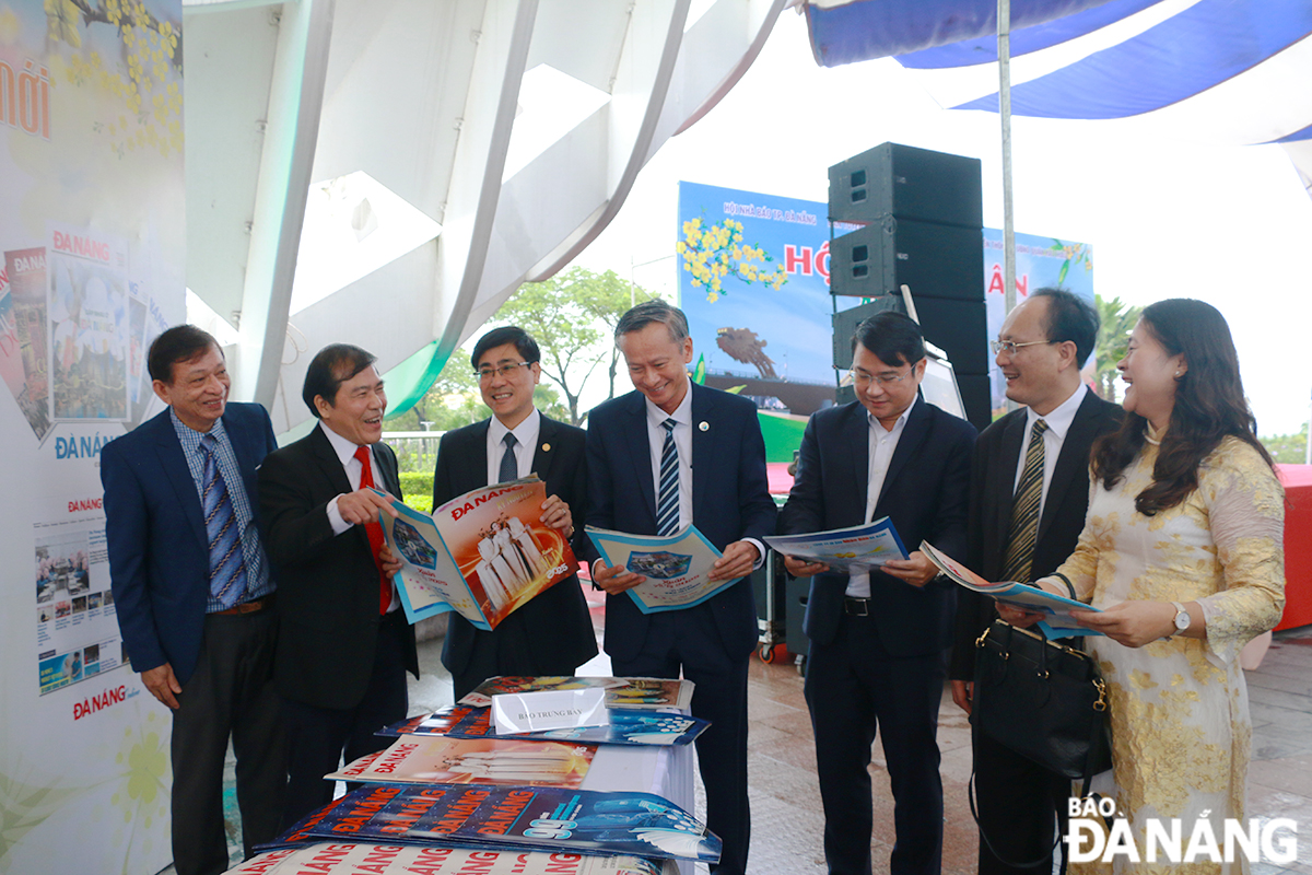 Lãnh đạo thành phố và các đại biểu tham quan gian hàng trưng bày báo Xuân 2025 của Báo Đà Nẵng. Ảnh: XUÂN DŨNG