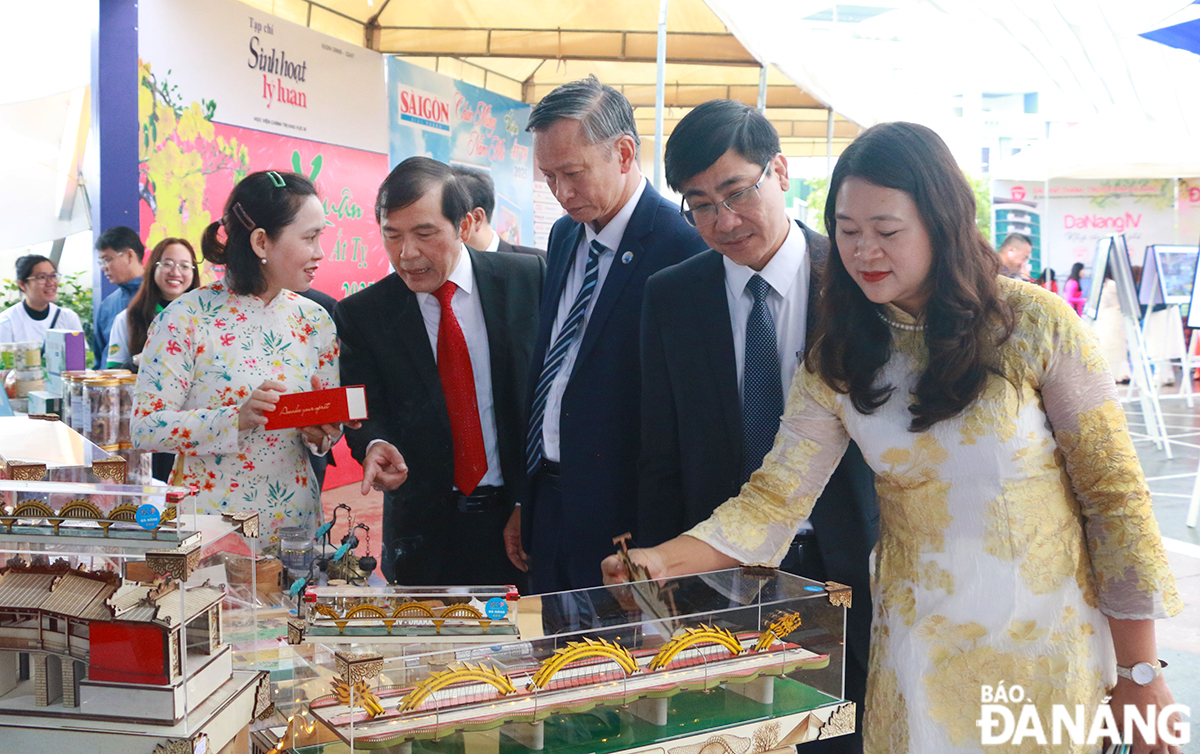 Điểm mới của Hội báo Xuân Ất Tỵ 2025 là ngoài giới thiệu các sản phẩm báo chí, còn trưng bày các sản phẩm OCOP địa phương. Ảnh: XUÂN DŨNG