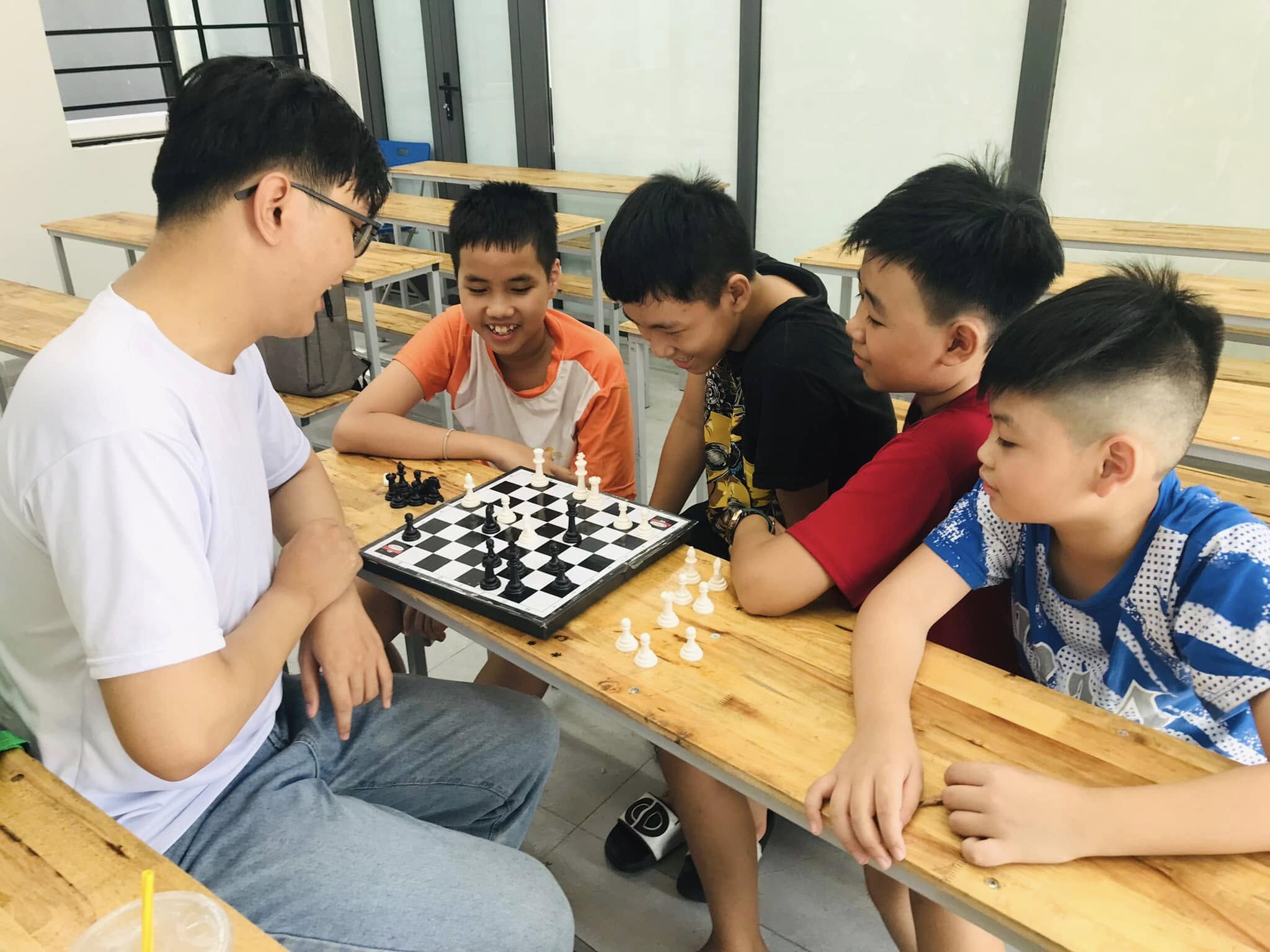 Ngoài 3 môn Toán, Văn, Anh, các em còn được học năng khiếu như võ, cờ vua… Ảnh: T.Y