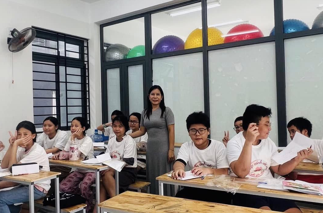 25 năm qua, cô Phạm Thị Kim Cương dành nhiều thời gian dạy miễn phí cho học trò khó khăn. Ảnh: T.Y