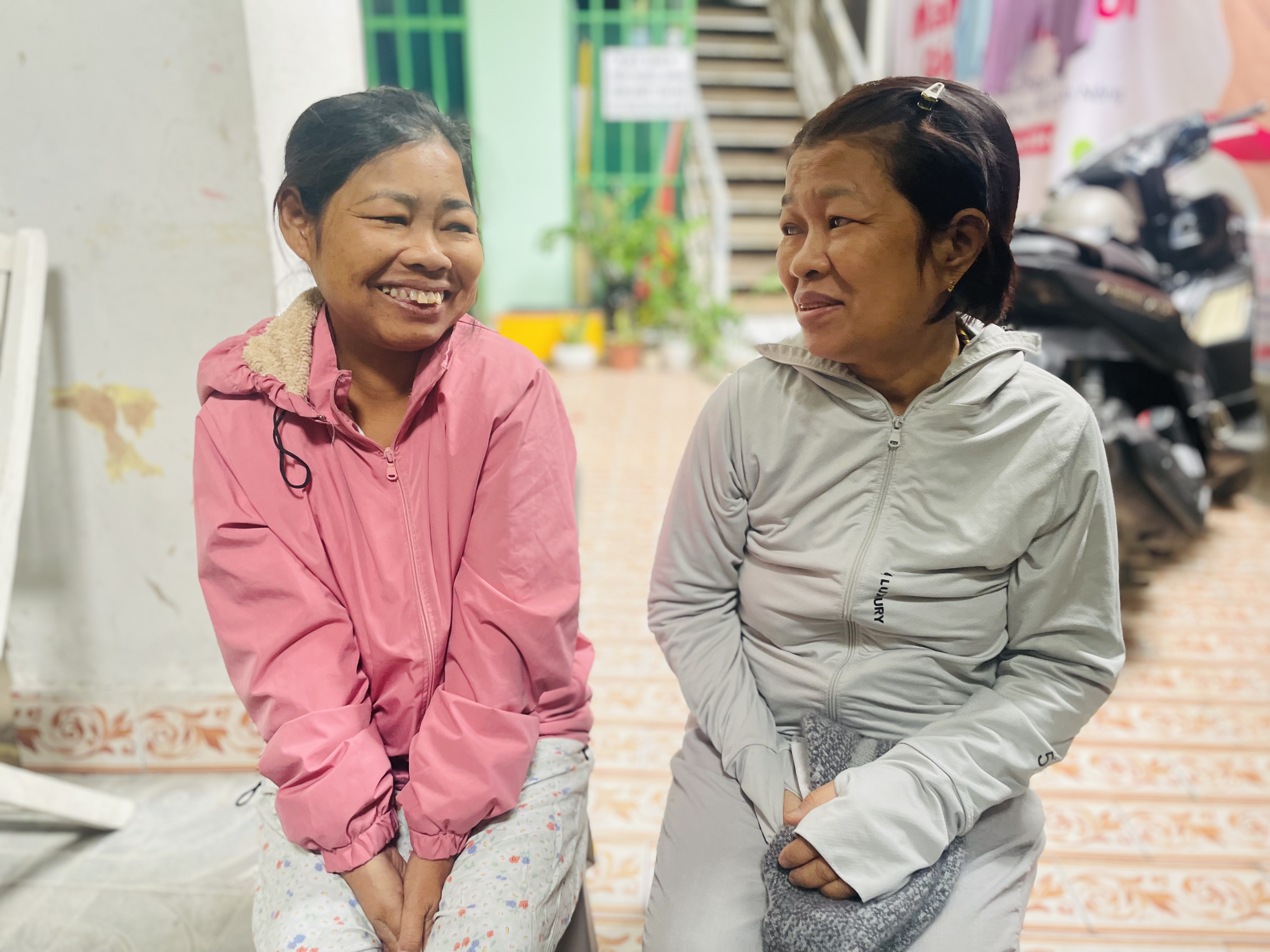 Chị Nguyễn Thị Hà (bìa trái) và bà Hà Thị Liên nghĩ về những niềm vui trong những ngày cận kề Tết Nguyên đán Ất Tỵ. Dẫu khổ trong, khổ ngoài cùng căn bệnh nghiệt ngã nhưng trong năm mới họ luôn hy vọng có nhiều sức khỏe, bình an. Ảnh: T.V