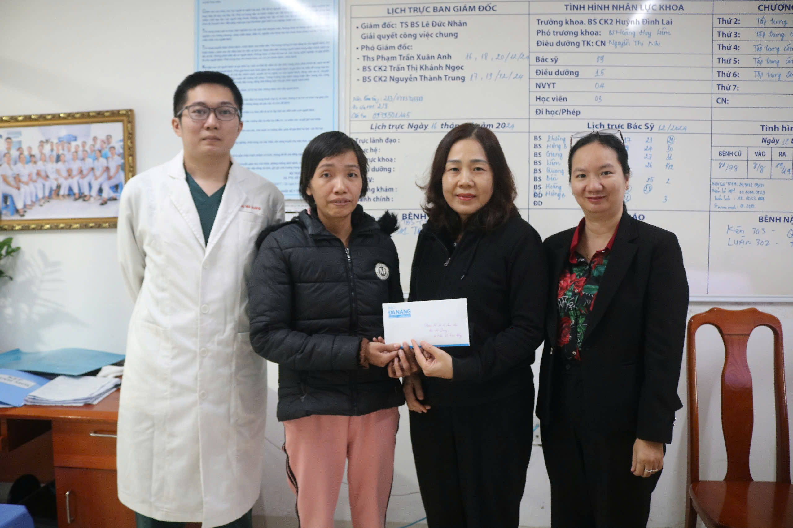 Qua bài viết “Người mẹ trẻ cần kinh phí điều trị để vượt qua cơn nguy kịch”, chị Lê Thị Thùy Dung (SN 1987, tổ 16, phường Hòa Khánh Nam, quận Liên Chiểu) được bạn đọc Báo Đà Nẵng hỗ trợ hơn 23 triệu đồng. Ảnh: T.Y