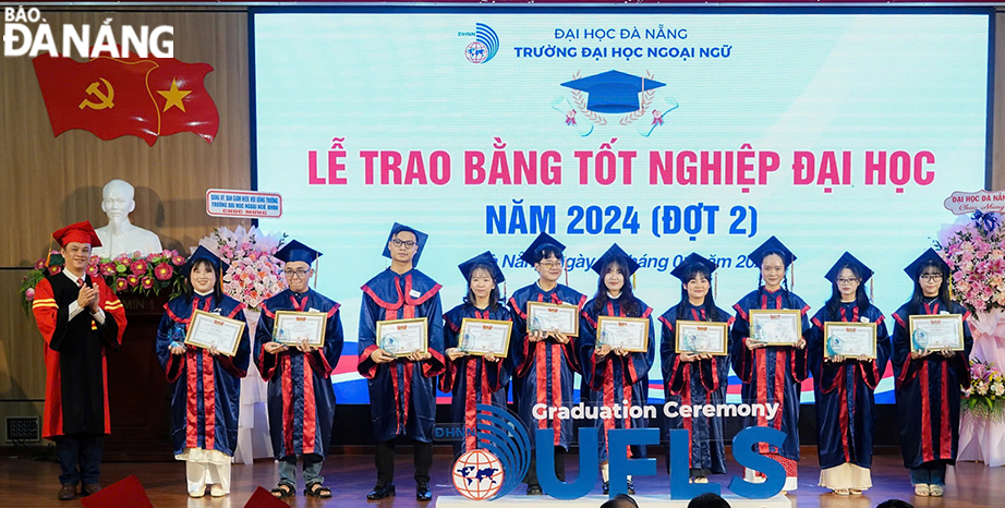 Dịp này, Trường Đại học Ngoại ngữ trao bằng cho gần 500 tân cử nhân. Ảnh: THU HÀ