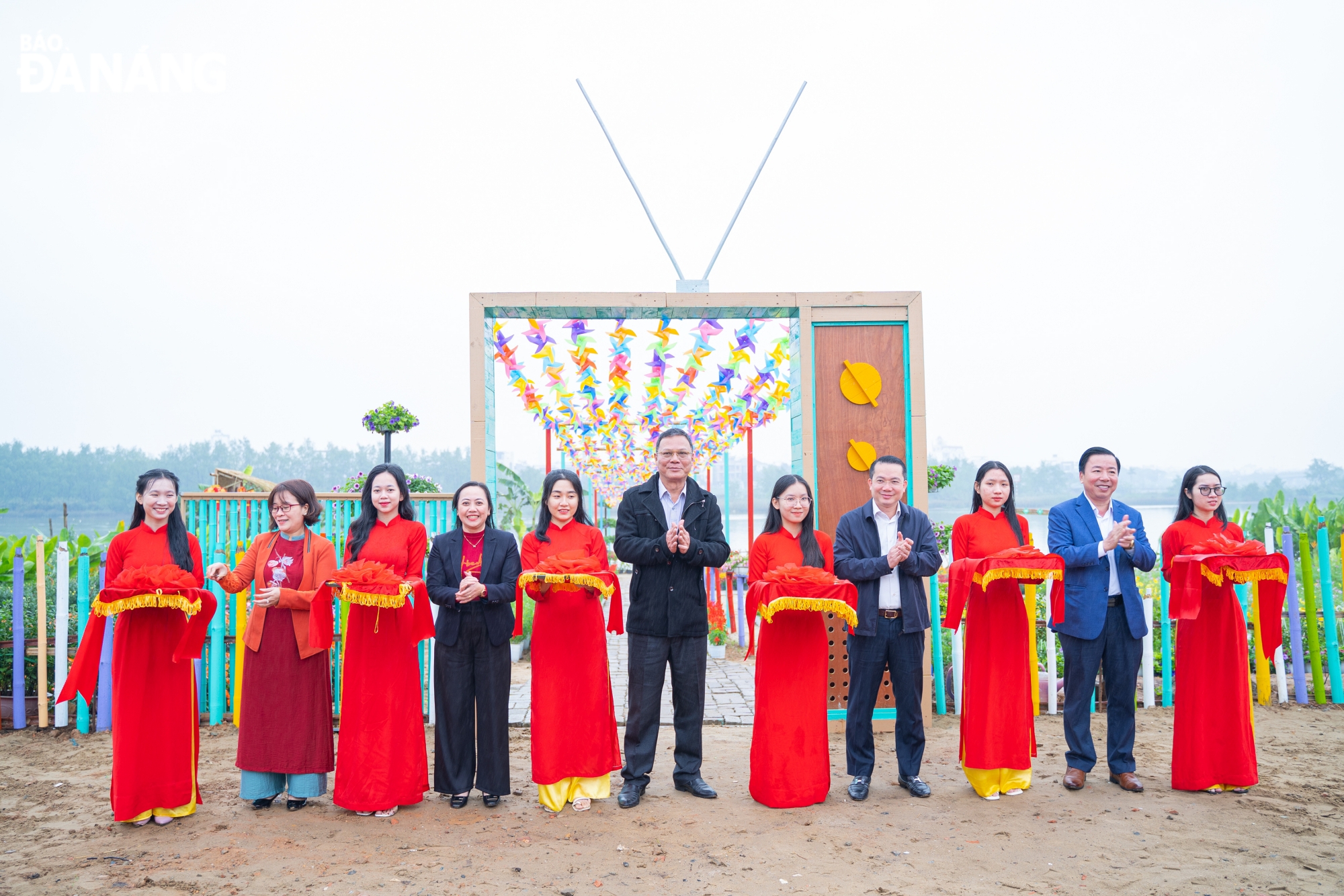 Leaders of the Party Committee, People's Committee, and the Farmers' Association of Cam Le District cutting the ribbon to inaugurate the 
