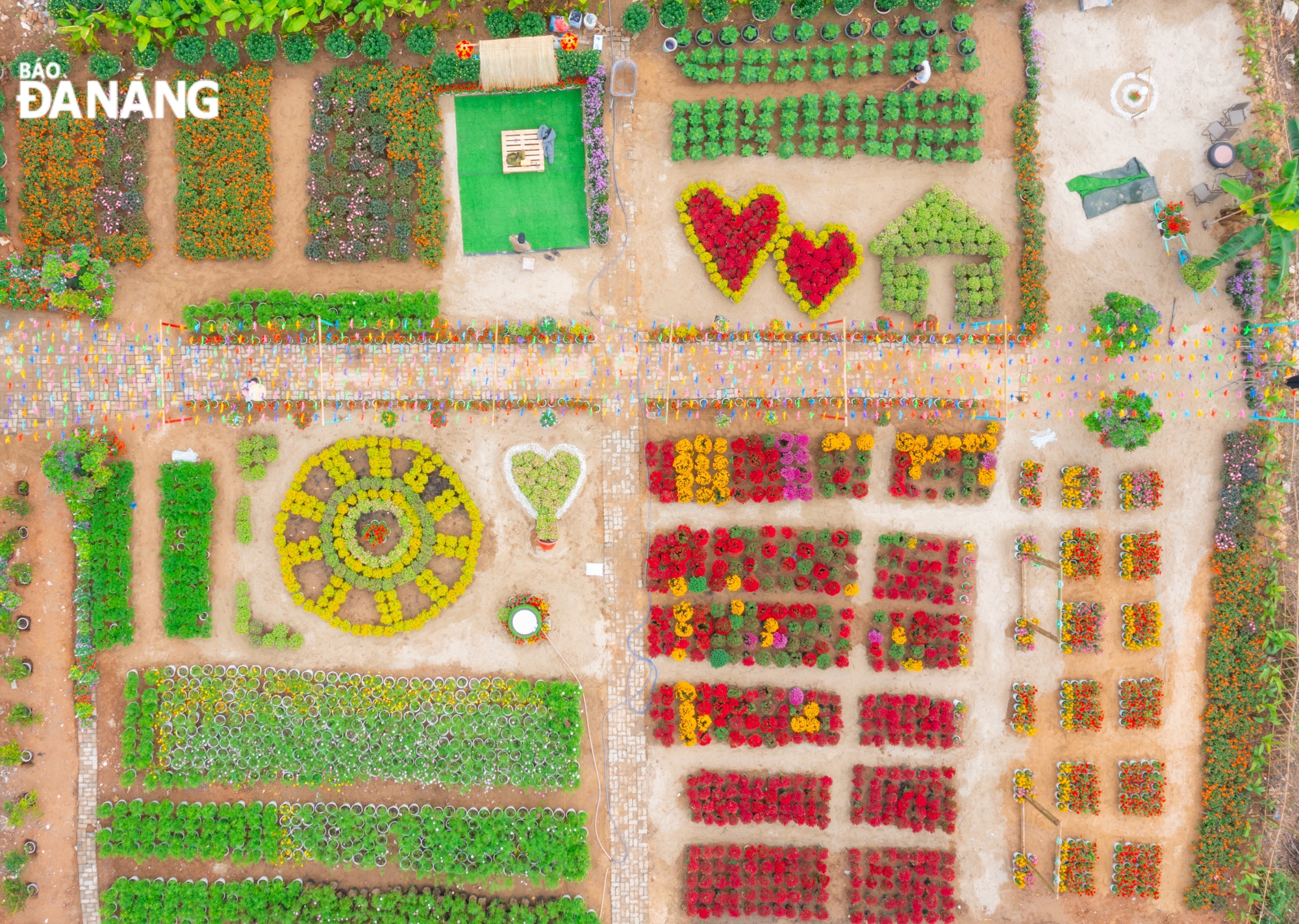 The garden features many kinds of fresh flowers with the main colours of yellow, green and red, reflecting the spring atmosphere.