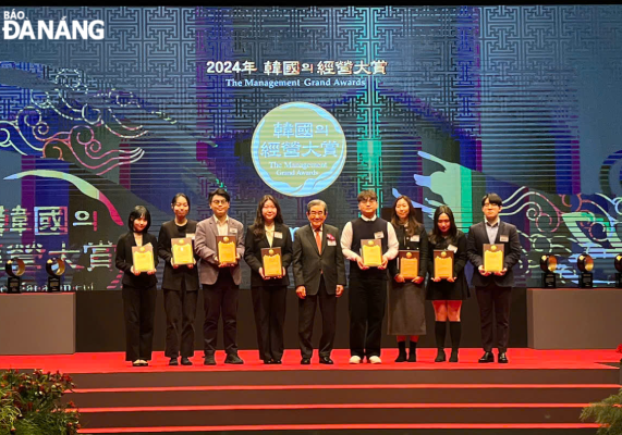 Student Tran Nhan Kiet (third from left), leader of the Binks group, received an honourable award at the 37th edition of The Management Grand Awards in Seoul, South Korea, in the category of Outstanding Scientific Research. Photo courtesy of the character.