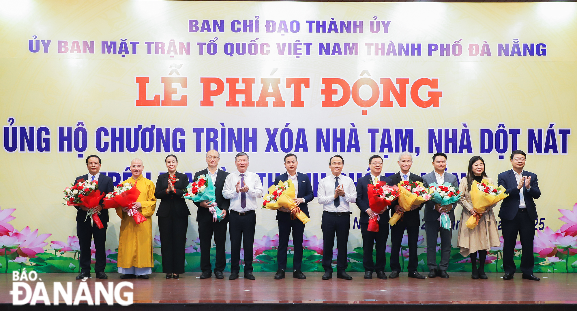 Lãnh đạo thành phố tiếp nhận, tặng hoa cảm ơn 8 tổ chức ủng hộ tại chương trình. Ảnh: NGỌC PHÚ