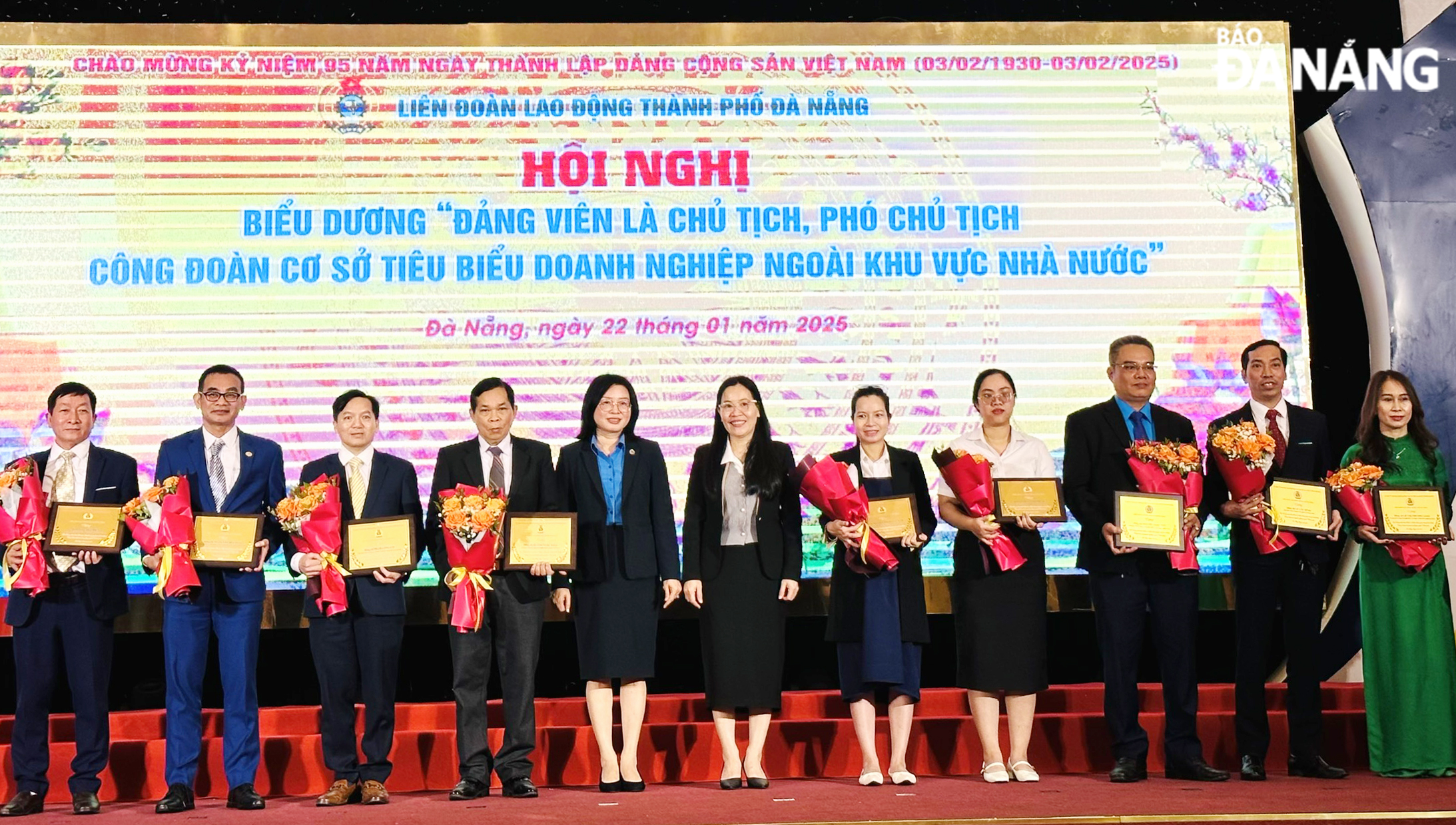 Chủ tịch Liên đoàn Lao động thành phố Phan Thị Thúy Linh, Phó Chủ tịch Ủy ban MTTQ Việt Nam thành phố Tăng Hoàng Hôn Thắm trao biểu trưng khen thưởng cho các chủ tịch, phó chủ tịch công đoàn cơ sở là đảng viên. Ảnh: XUÂN HẬU