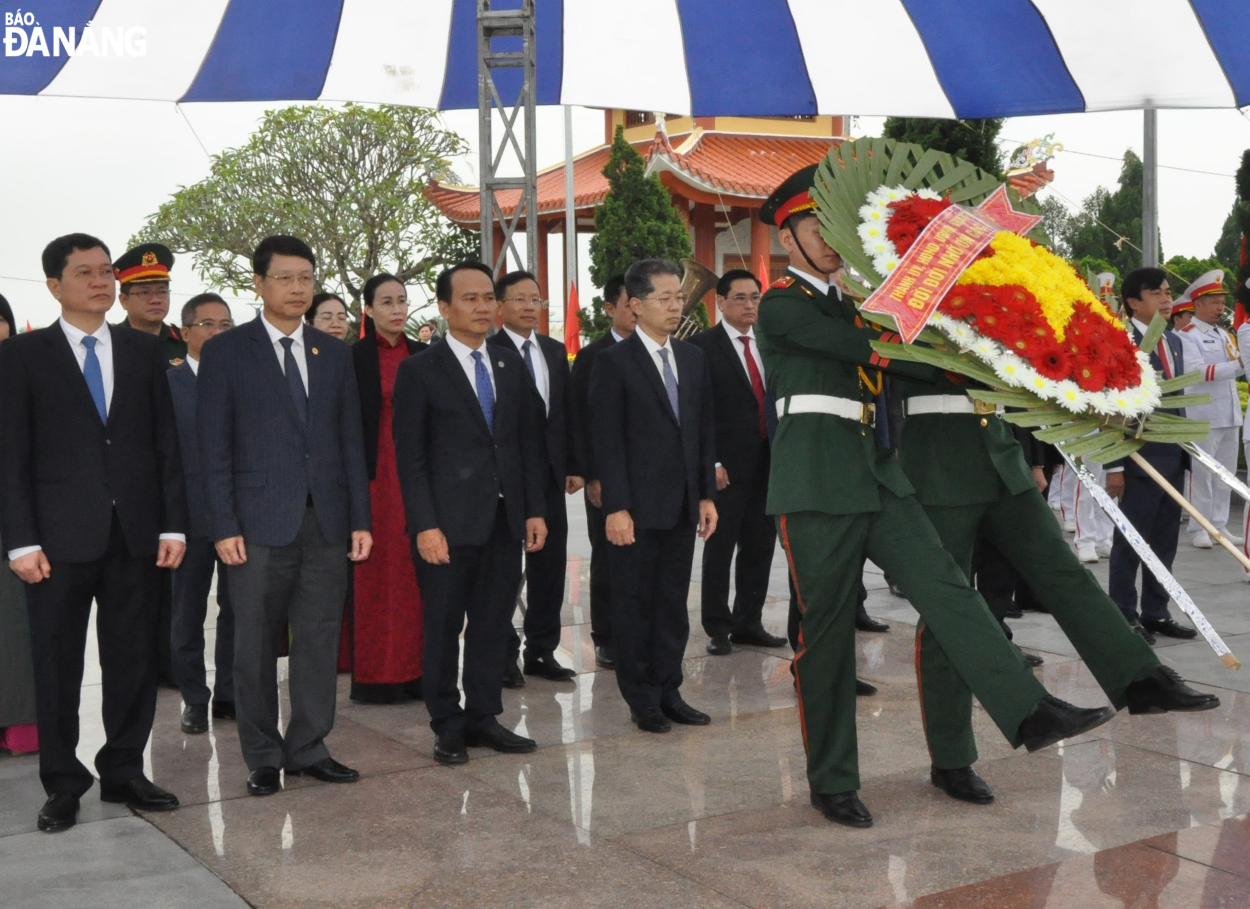 Đoàn đại biểu Thành ủy, HĐND, UBND, Ủy ban MTTQ Việt Nam thành phố hương dâng hoa tưởng nhớ các anh hùng, liệt sĩ tại Nghĩa trang liệt sĩ thành phố. Ảnh: LÊ HÙNG