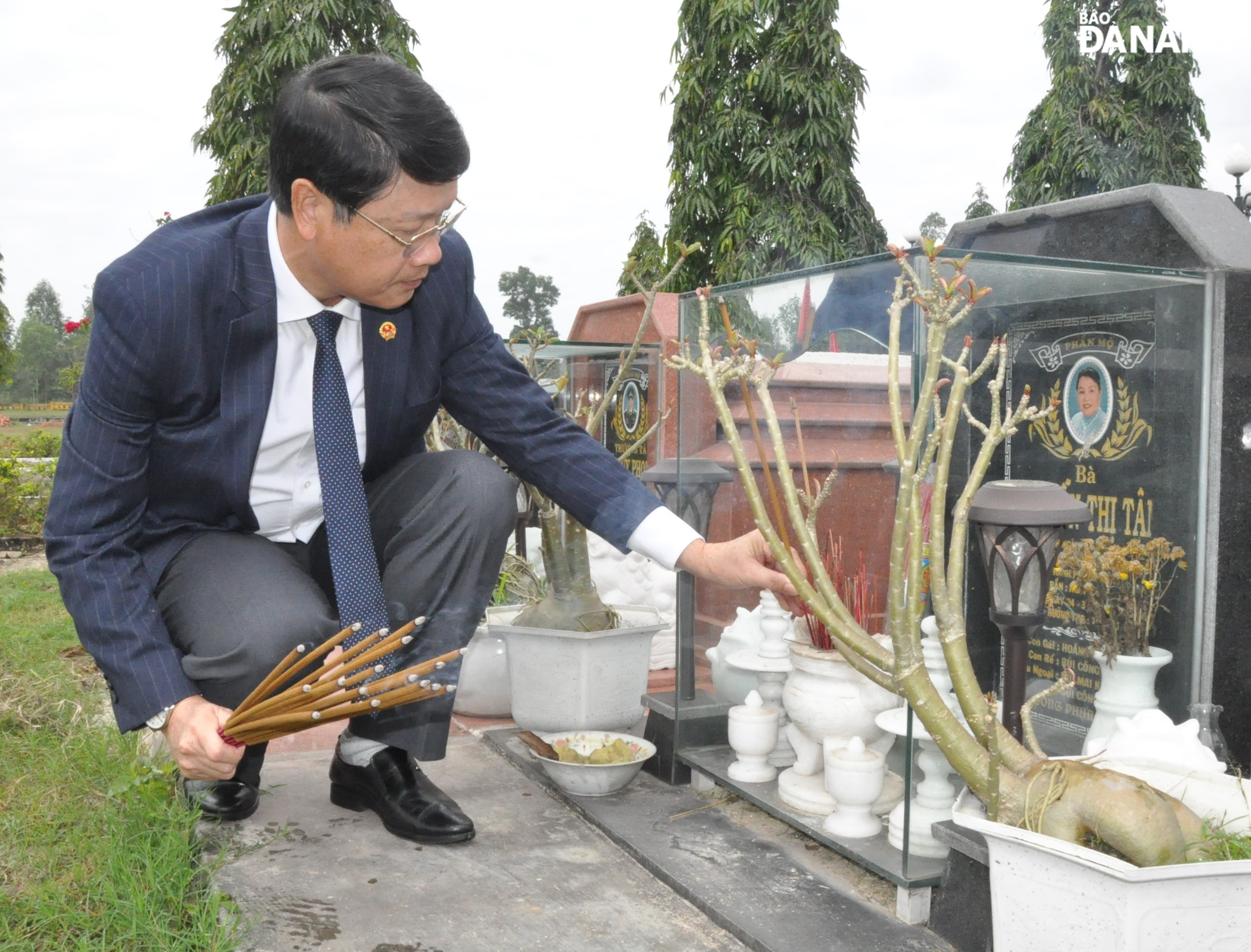 Chủ tịch HĐND thành phố Ngô Xuân Thắng dâng hương tưởng nhớ các anh hùng, liệt sĩ tại Nghĩa trang Quân khu 5. Ảnh: LÊ HÙNG
