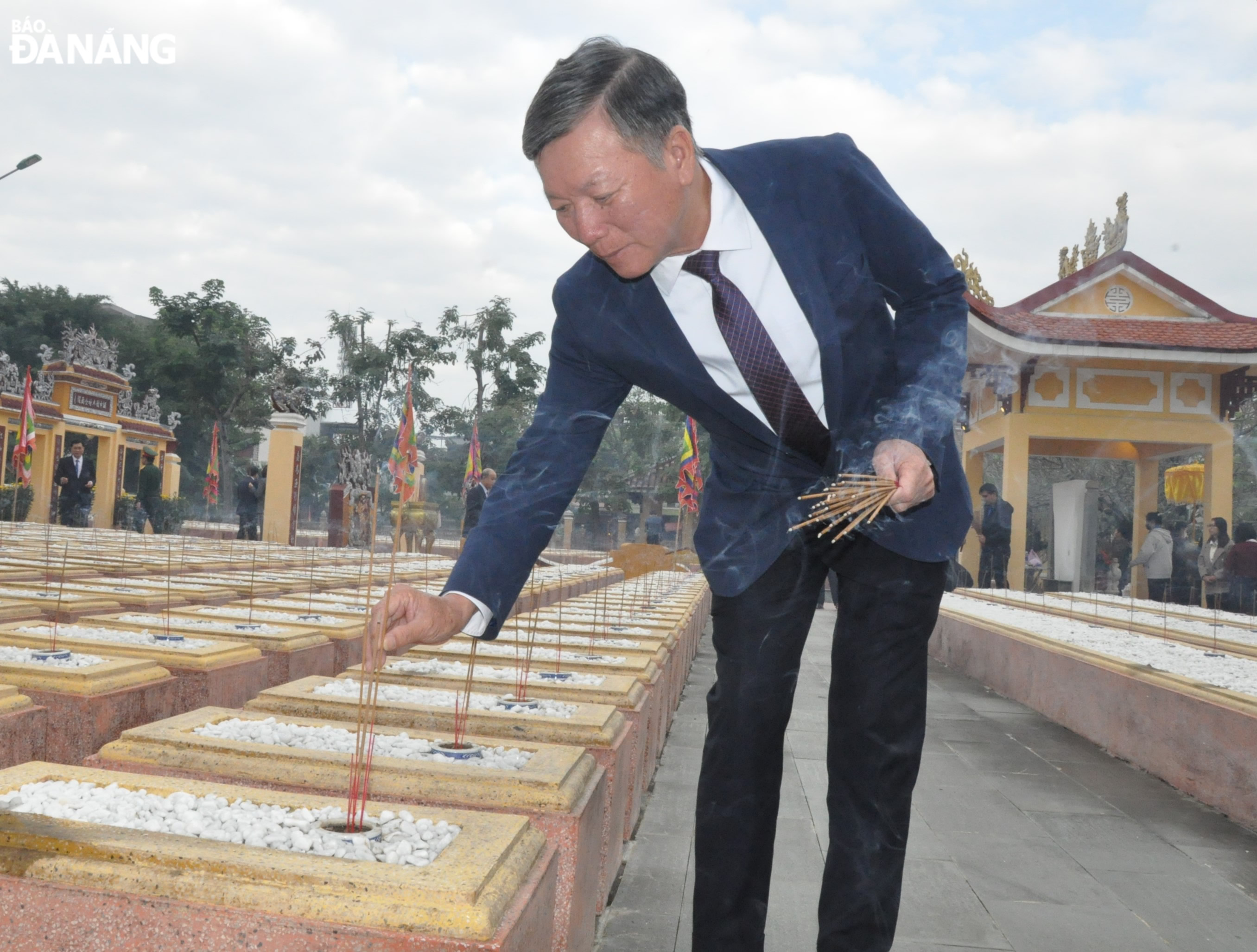 Chủ tịch Ủy ban MTTQ Việt Nam thành phố Lê Văn Trung dâng hương tưởng nhớ các nghĩa sĩ tại Nghĩa trủng Hòa Vang. Ảnh: LÊ HÙNG