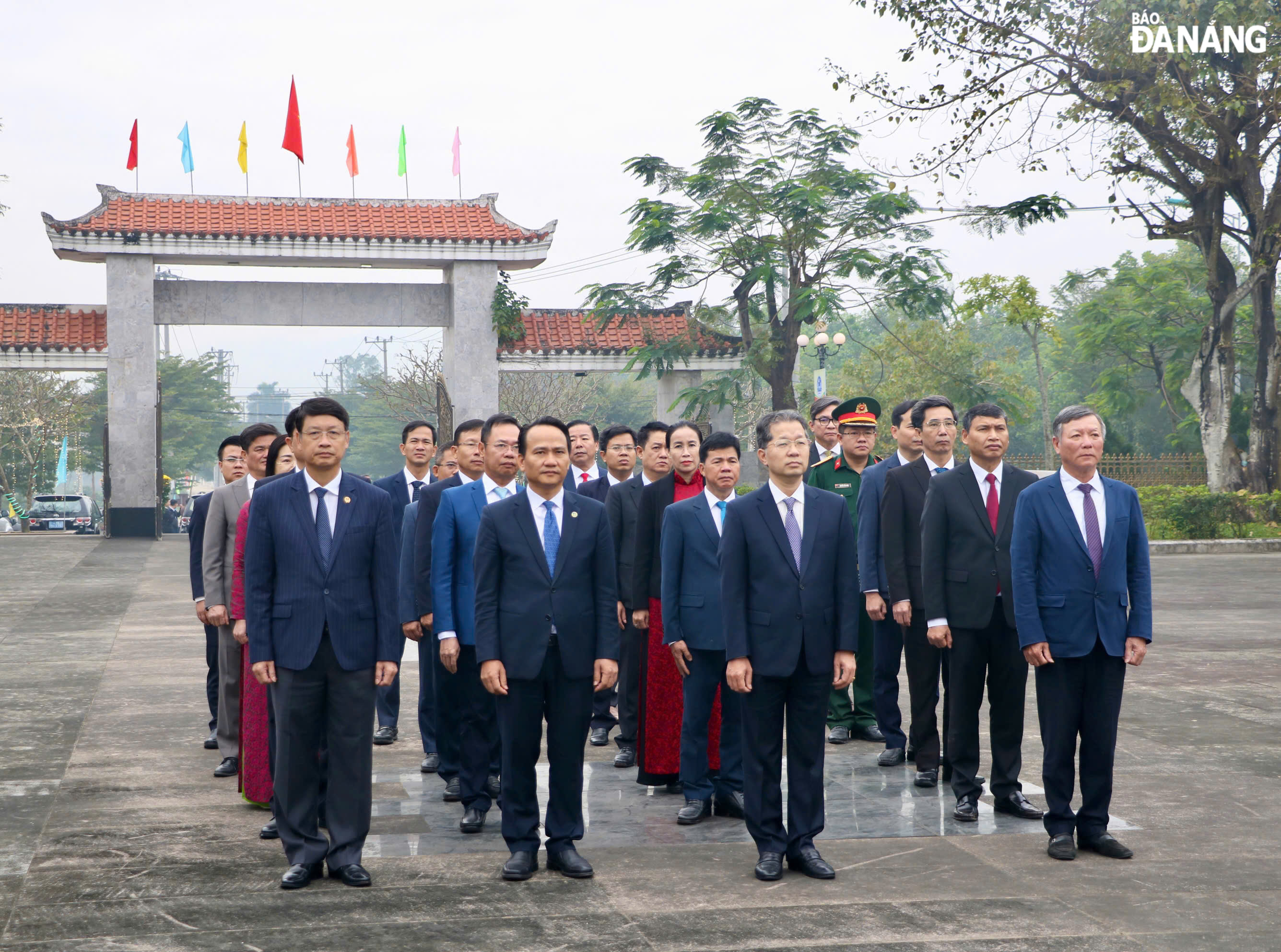 Đoàn đại biểu Quốc hội thành phố đến dâng hoa, dân hương tưởng nhớ các anh hùng, liệt sĩ tại Đài tưởng niệm Hòa Vang. Ảnh: LÊ HÙNG