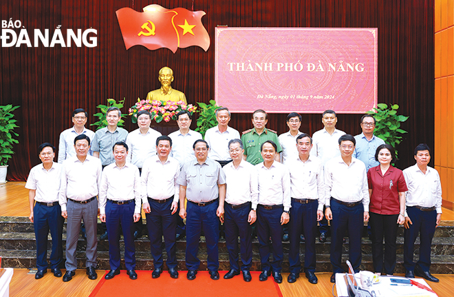 Thủ tướng Chính phủ Phạm Minh Chính và lãnh đạo các bộ, ngành Trung ương chụp ảnh lưu niệm cùng Ban Thường vụ Thành ủy tháng 9-2024. Ảnh: NGỌC PHÚ