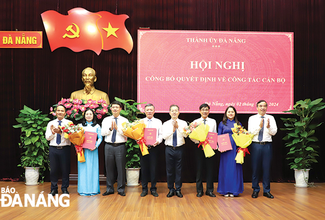 Thường trực Thành ủy và HĐND thành phố trao quyết định công tác cán bộ và tặng hoa chúc mừng các cán bộ được phân công, điều động. Ảnh: NGỌC PHÚ