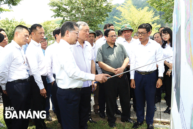 Thủ tướng Chính phủ Phạm Minh Chính, Phó Thủ tướng Thường trực Chính phủ Nguyễn Hòa Bình cùng lãnh đạo các bộ, ngành Trung ương và thành phố Đà Nẵng thị sát một số vị trí dự kiến được lựa chọn xây dựng các khu chức năng để hình thành Khu thương mại tự do Đà Nẵng. Ảnh: HOÀNG HIỆP