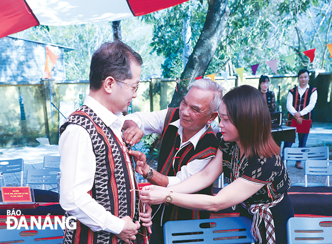 Bí thư Thành ủy Nguyễn Văn Quảng tham dự ngày hội đại đoàn kết toàn dân tộc tại thôn Tà Lang, Giàn Bí, xã Hòa Bắc, huyện Hòa Vang. Ảnh: NGỌC PHÚ
