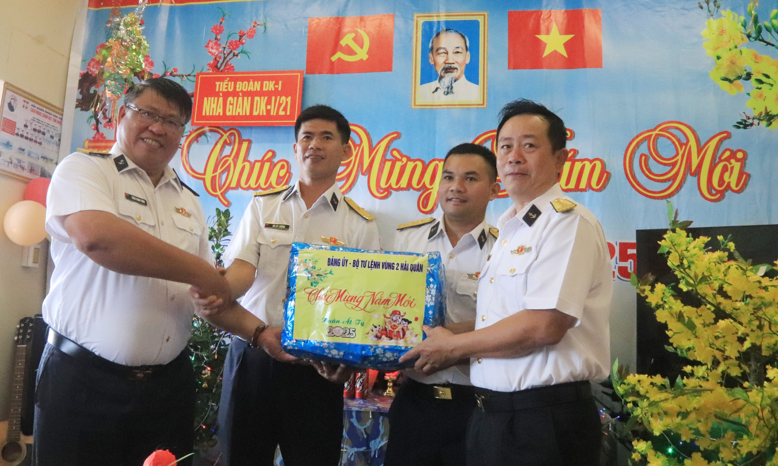 Bộ Tư lệnh Vùng 2 Hải quân đến thăm, tặng quà Tết trên Nhà giàn DK1/21.  Ảnh: ĐẮC MẠNH