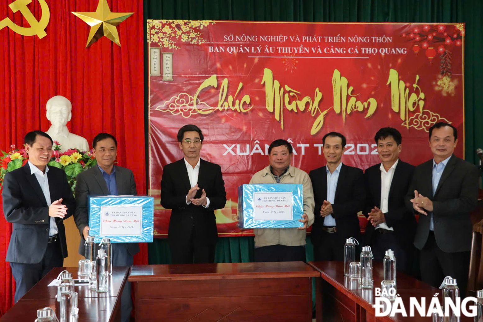 Nhân dịp Tết Nguyên đán Ất Tỵ 2025, Phó Chủ tịch UBND thành phố Trần Chí Cường tặng quà Ban Quản lý Âu thuyền và cảng cá Thọ Quang, Văn phòng Đại diện kiểm soát nghề cá thành phố. Ảnh: TRẦN TRÚC