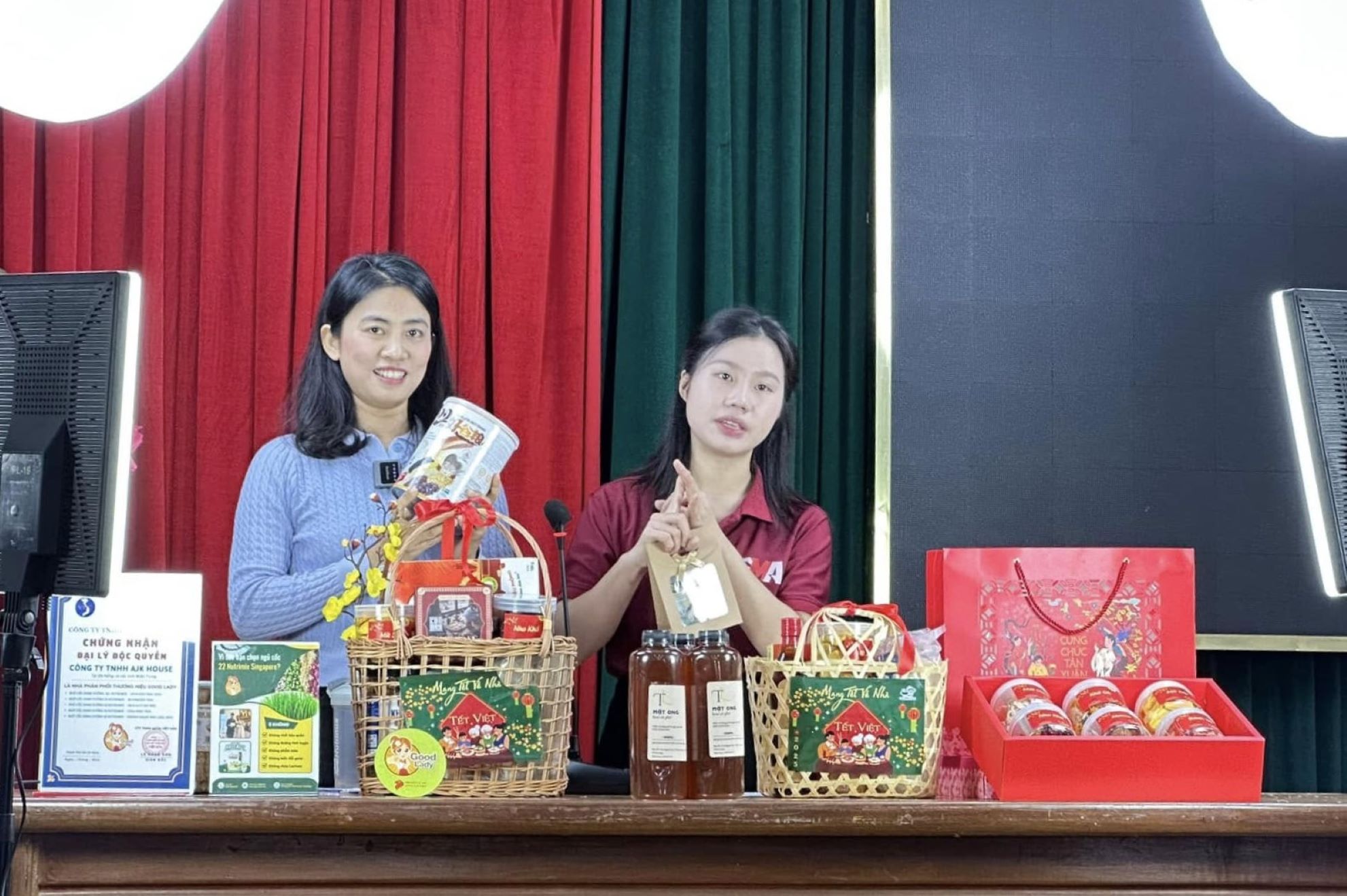 Các hội viên phụ nữ của quận Hải Châu trong buổi tập huấn livestream bán hàng trên mạng xã hội. Ảnh: THU HÀ	