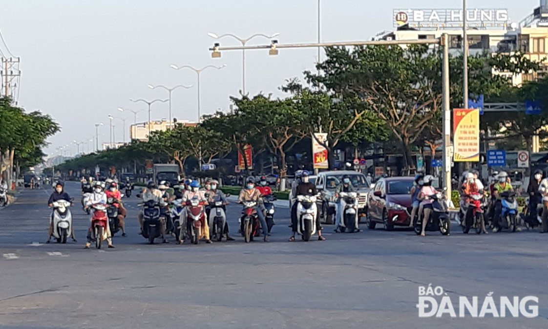 Hành vi vượt đèn đỏ, nhường đường cho xe ưu tiên sẽ không bị phạt. Ảnh: THÀNH LÂN