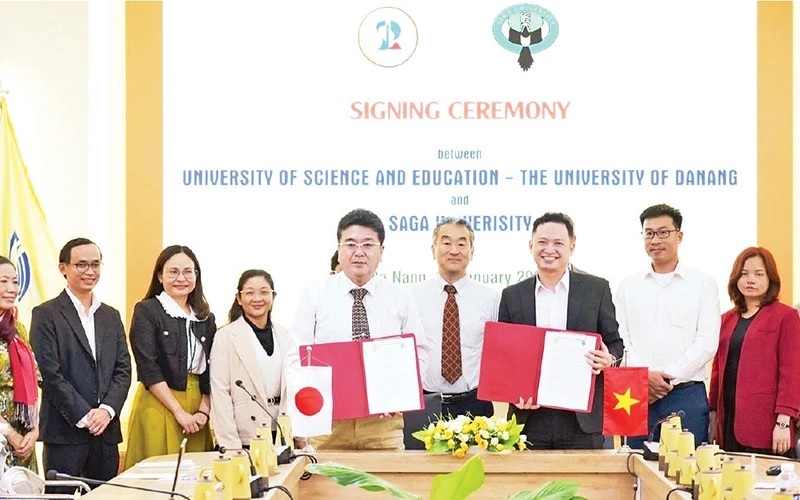 Signing ceremony of memorandums of understanding and cooperation agreements between the Da Nang University of Science and Education and Saga University (Japan) in January 2025.