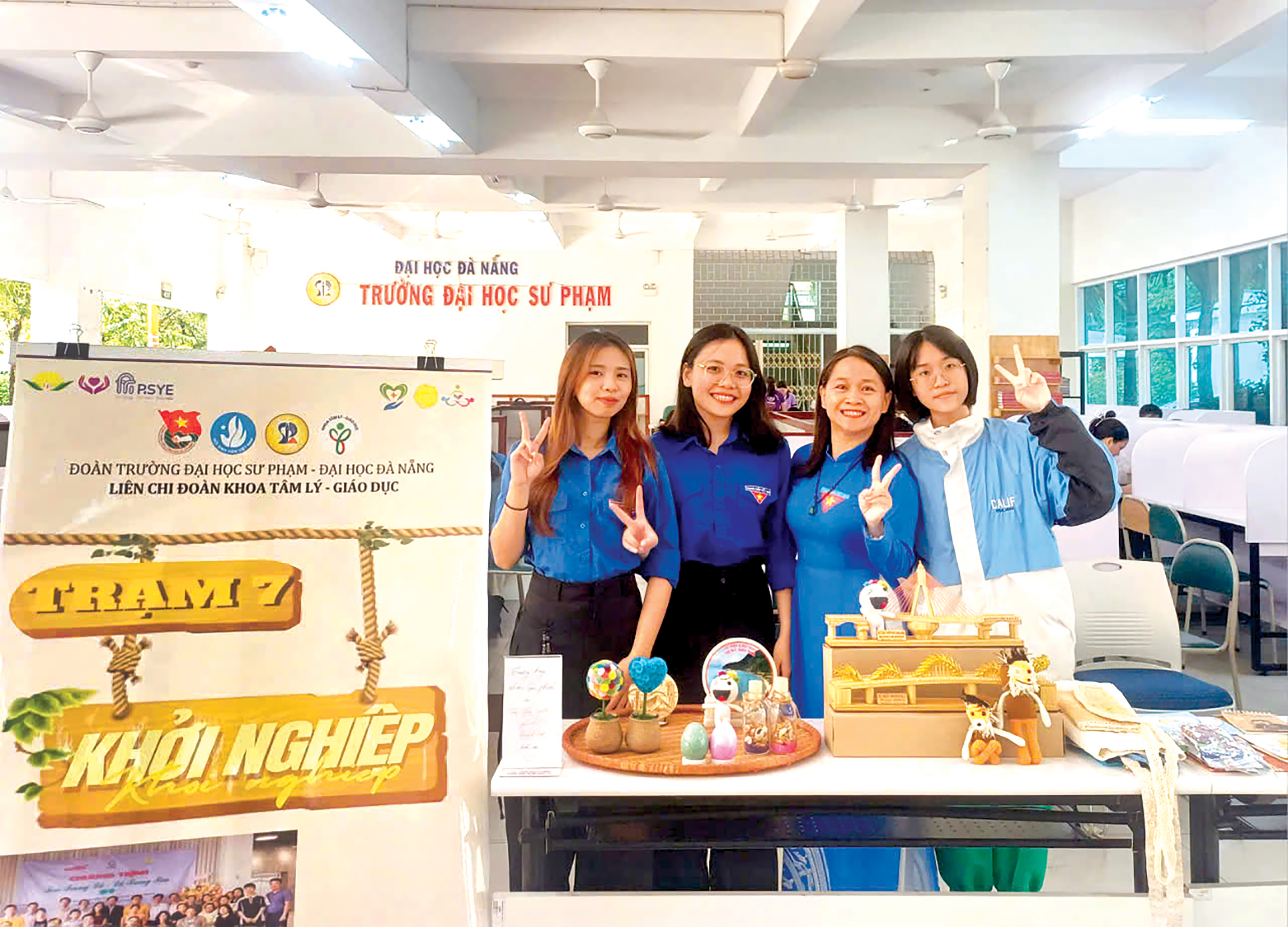 Những món quà lưu niệm làm từ các mô hình về những công trình tiêu biểu của thành phố Đà Nẵng được chị Trần Mỹ Quyên giới thiệu tại Trường Đại học Sư phạm (Đại học Đà Nẵng).                 Ảnh: ĐOÀN HẠO LƯƠNG.        