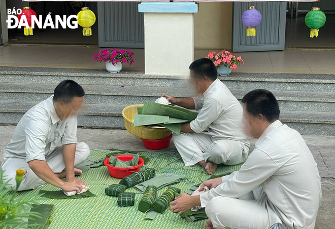 Học viên gói bánh chưng, bánh tét để đón Tết.