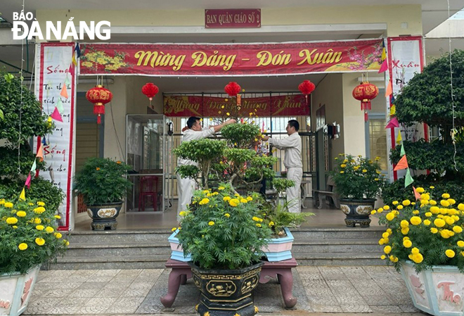 Học viên trang trí cảnh quan đón Tết.