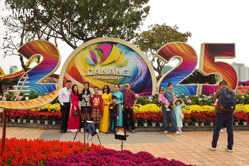 Tourists eagerly taking photos to welcome in Lunar New Year 2025. Photo: DOAN HAO LUONG