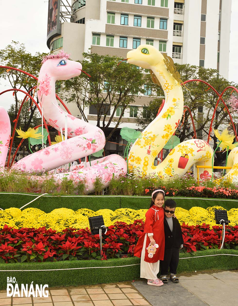 Funny and cute snake mascots attracting many children to take pictures. Photo: DOAN HAO LUONG