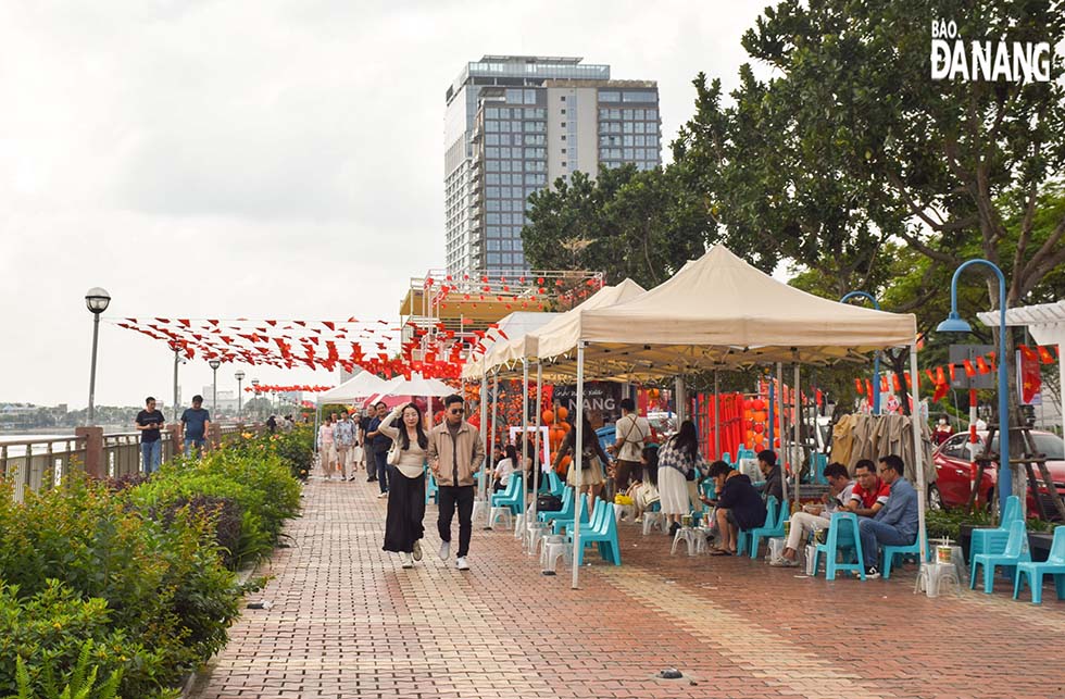Drink stalls on Bach Dang Walking Street are decorated with flags and flowers to serve visitors. Photo: DOAN HAO LUONG