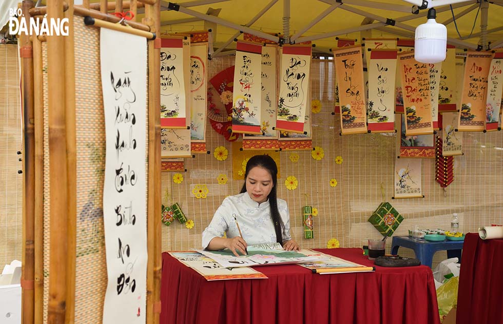 A booth for calligraphy in front of APEC Sculpture Park. Photo: DOAN HAO LUONG