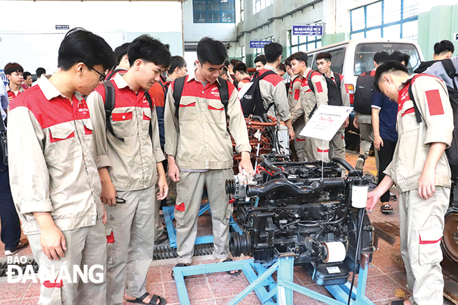 Students of the University of Science and Technology practice on modern equipment. Photo: NGOC HA