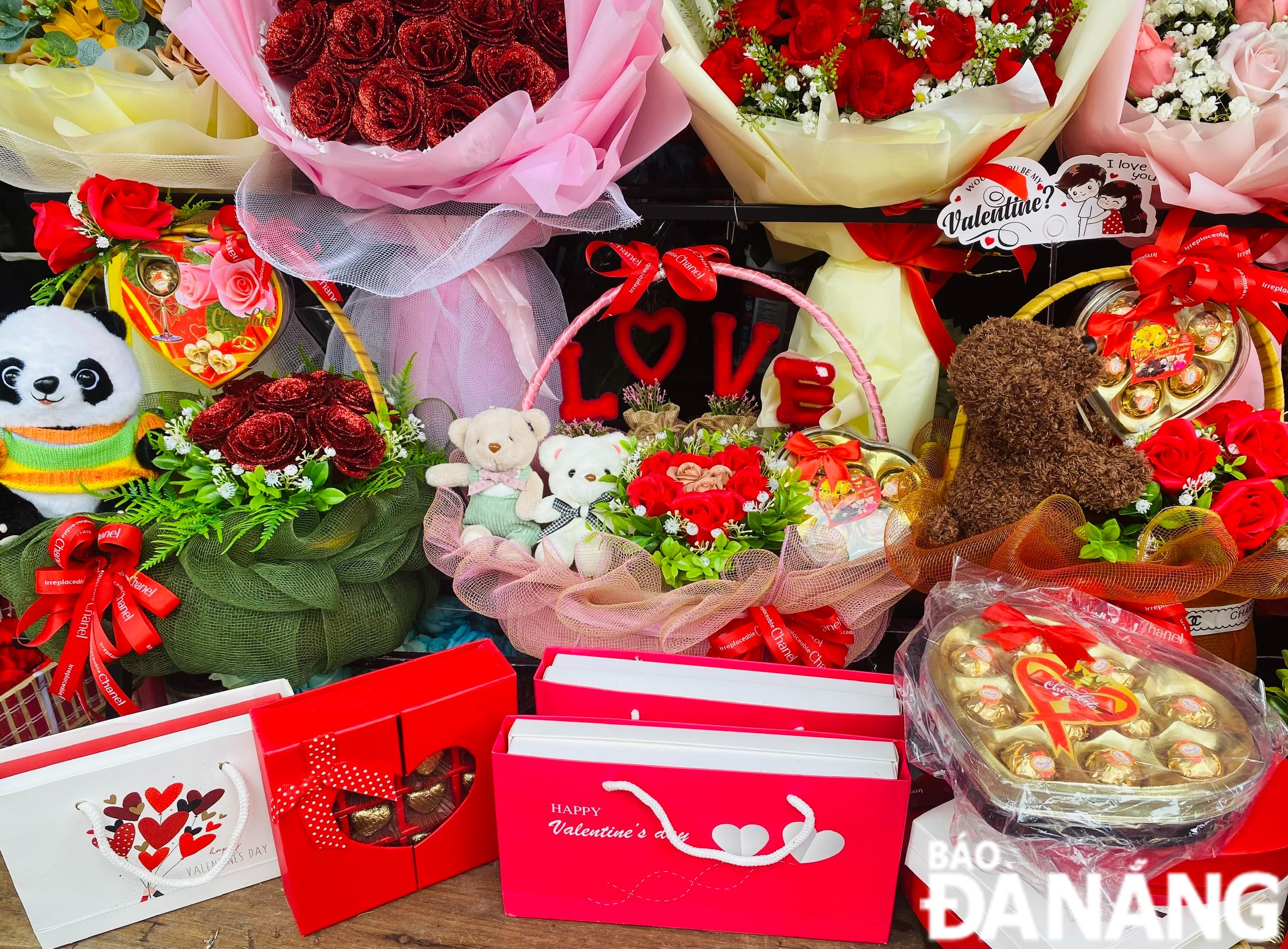 Thị trường quà tặng Valentine đa dạng, sức mua không như kỳ vọng