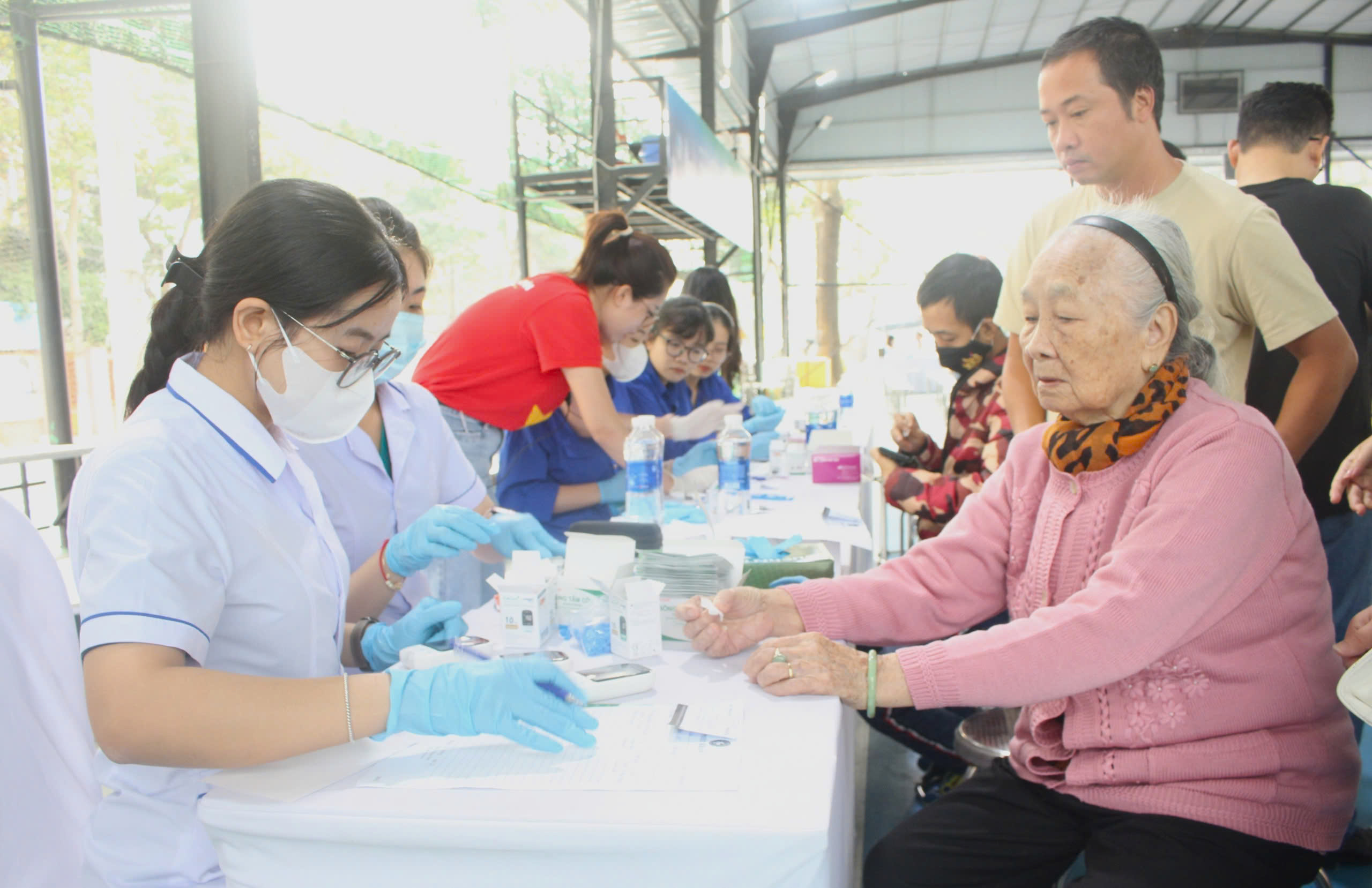 Thầy thuốc trẻ tình nguyện chăm sóc sức khỏe người dân