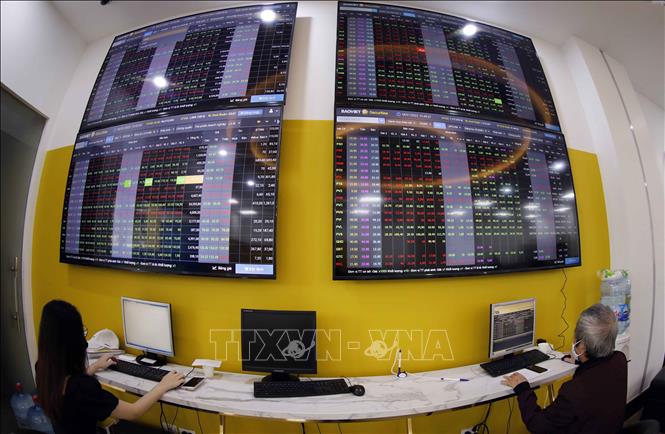 Dòng tiền trở lại giúp VN-Index lên mốc cao nhất 2 năm