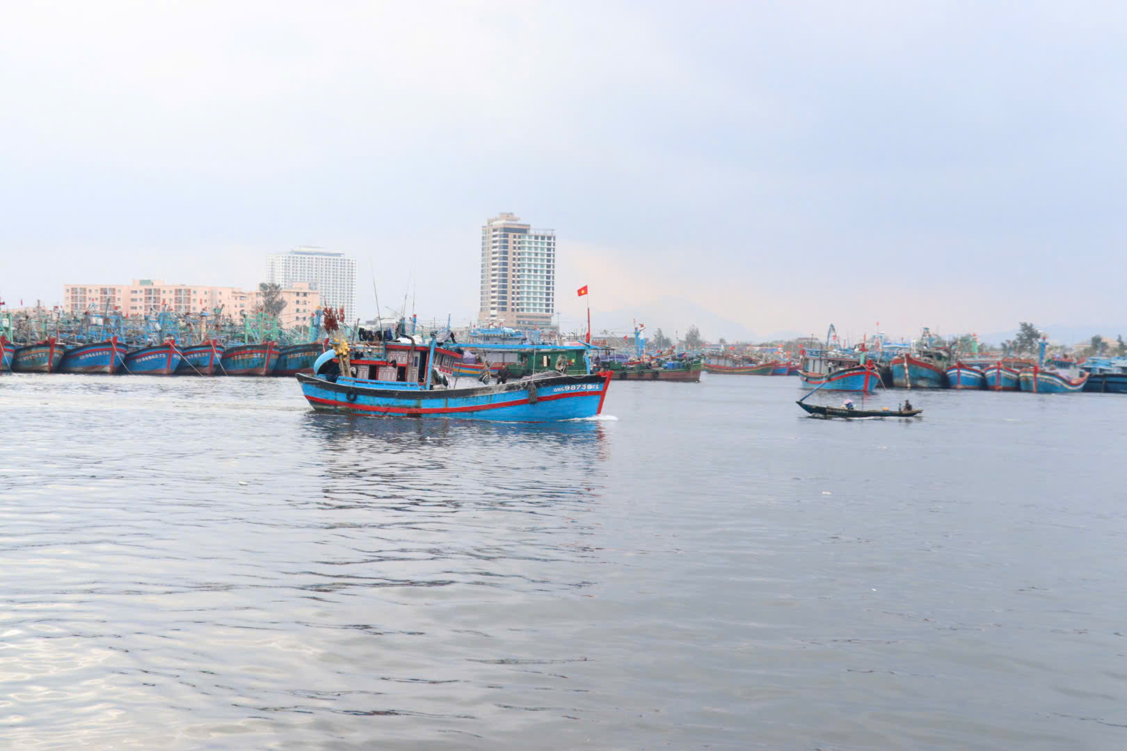 Ngư dân vươn khơi bám biển