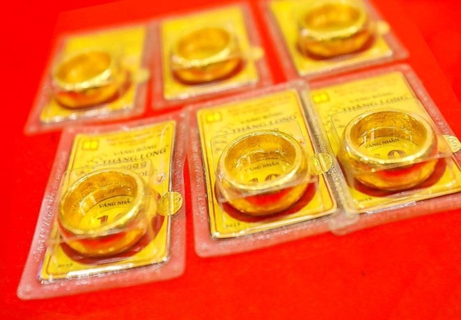 Giá vàng sụt giảm tới 2%, chịu áp lực bán mạnh