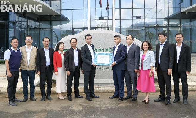 Standing Vice Chairman of the Da Nang People's Committee Ho Ky Minh (5th from right) presented Lunar New Year's gifts to leaders of departments, agencies and branches. Photo: M.QUE