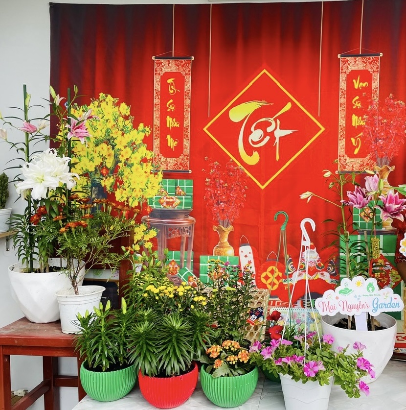 Góc nhỏ trang trí đầy đủ các loại hoa ngày Tết tại ngôi nhà chị Nguyễn Thị Mai.  Ảnh: M.A