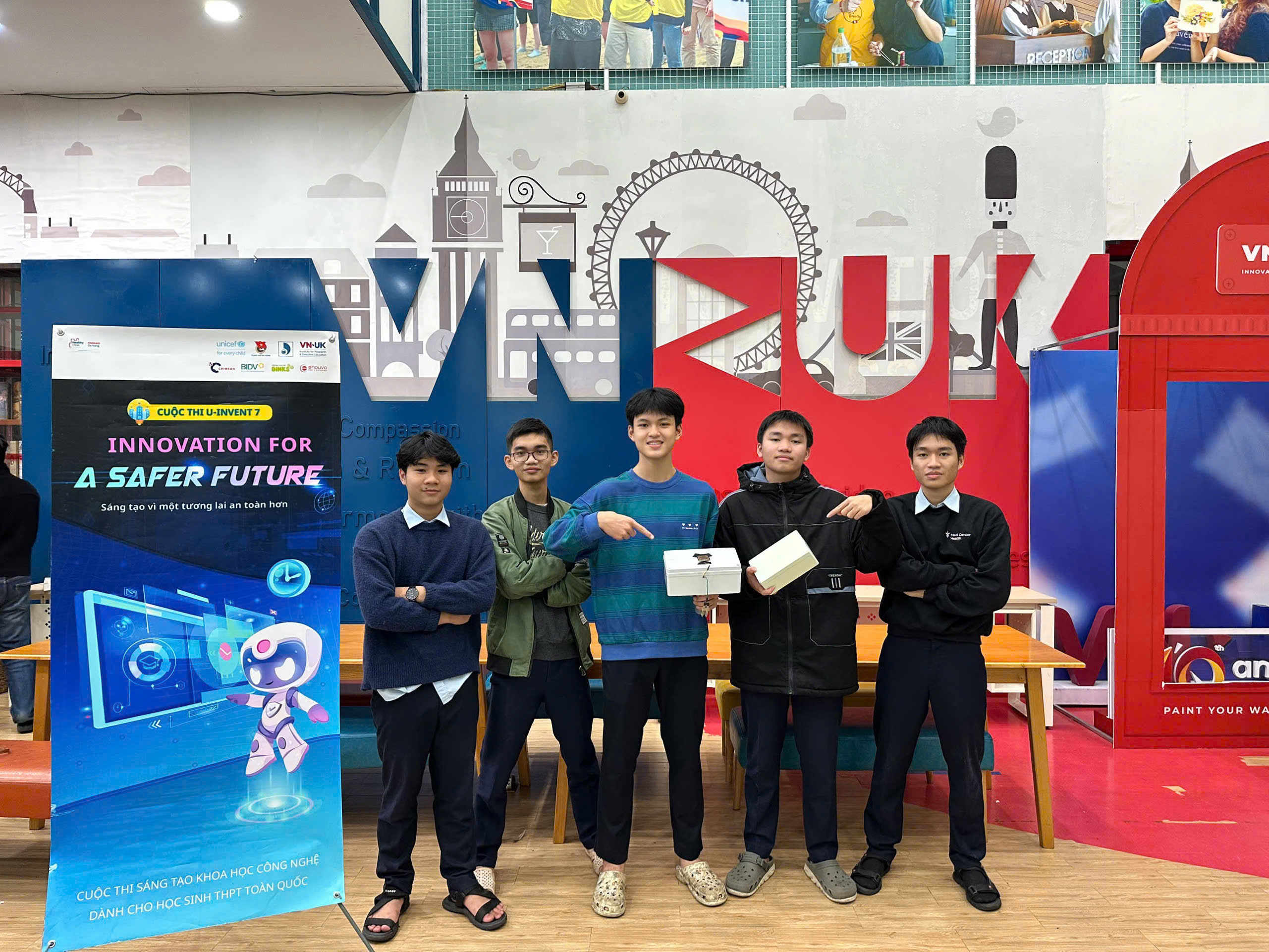 Các thành viên đội thi C.A.C nghiên cứu hệ thống phát hiện và cảnh báo sạt lở đất và đoạt giải Nhất tại cuộc thi U-Invent 7. Ảnh: H.V